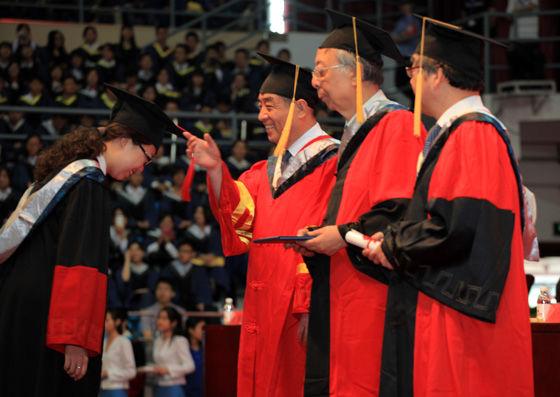 博士毕业大约多少岁？毕业后到手“薪资”高吗？网友：好好读书吧