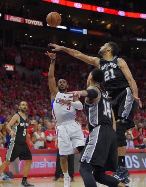 为什么nba左手臂外翻(为了赢球能多拼命？考神救球后跟腱断裂，乔丹食物中毒上场44分钟)