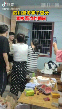 看看！高考成绩出来后，查分现场太真实了