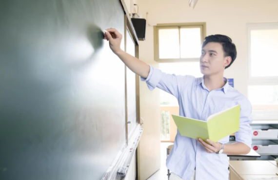 多地中小学闹“教师荒”，编制数却显示超标，网友：老师去哪了？