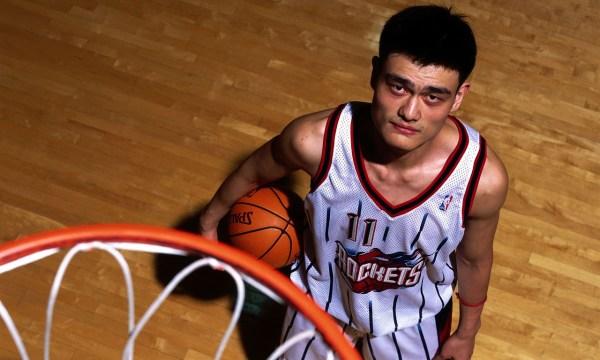 运动员姚明为什么选择nba(为何02年姚明能够当选NBA状元？看完他当时的选秀报告，不得不服)