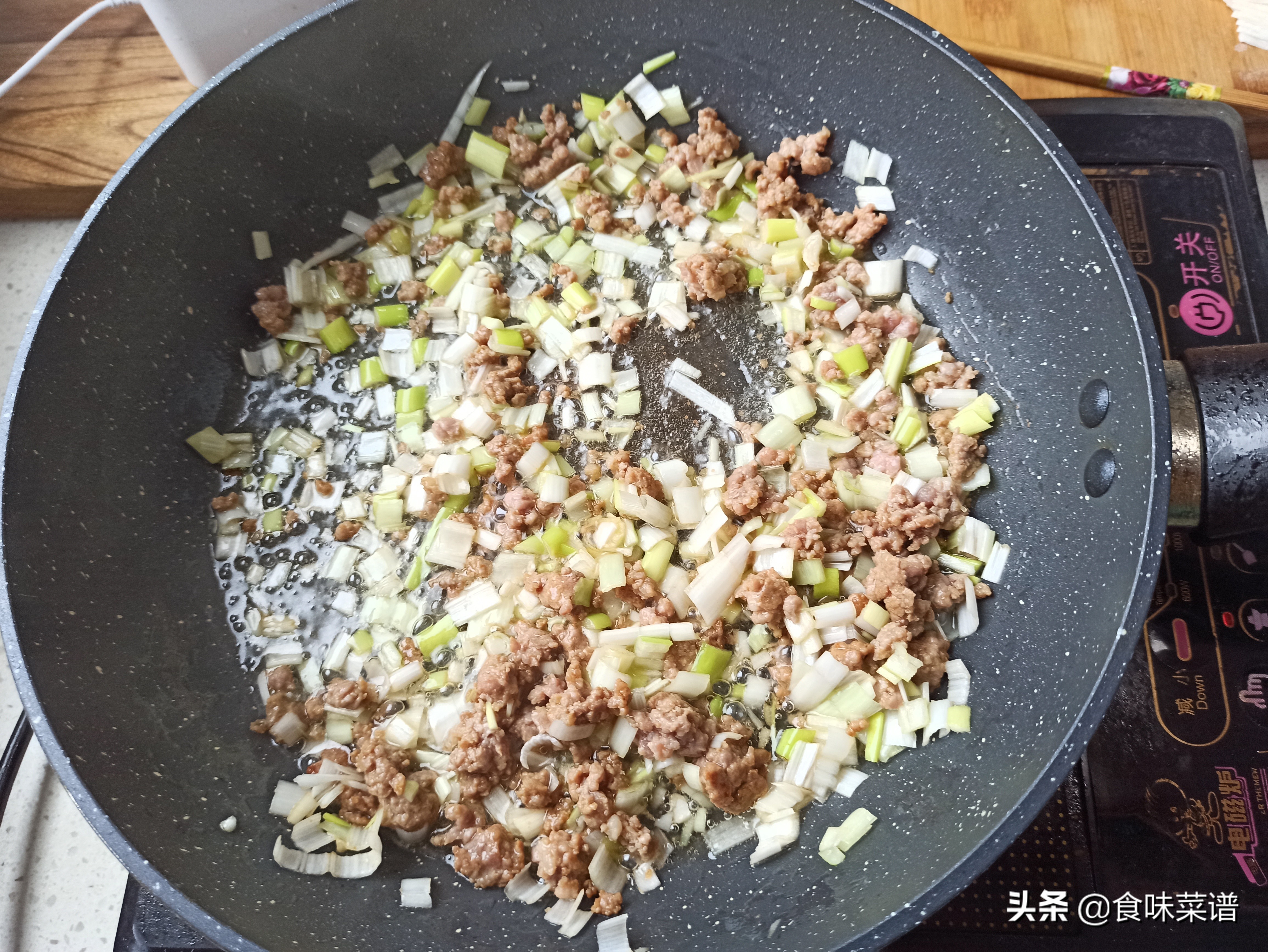 菠菜最好吃的做法，出锅鲜嫩多汁，酥脆可口掉渣，孩子一口能吃仨