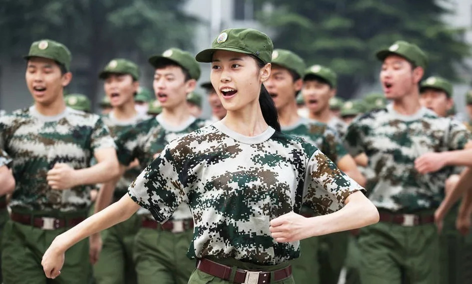 某大学军训表演引争议，舞蹈动作“辣眼睛”，女生旗袍开到大腿