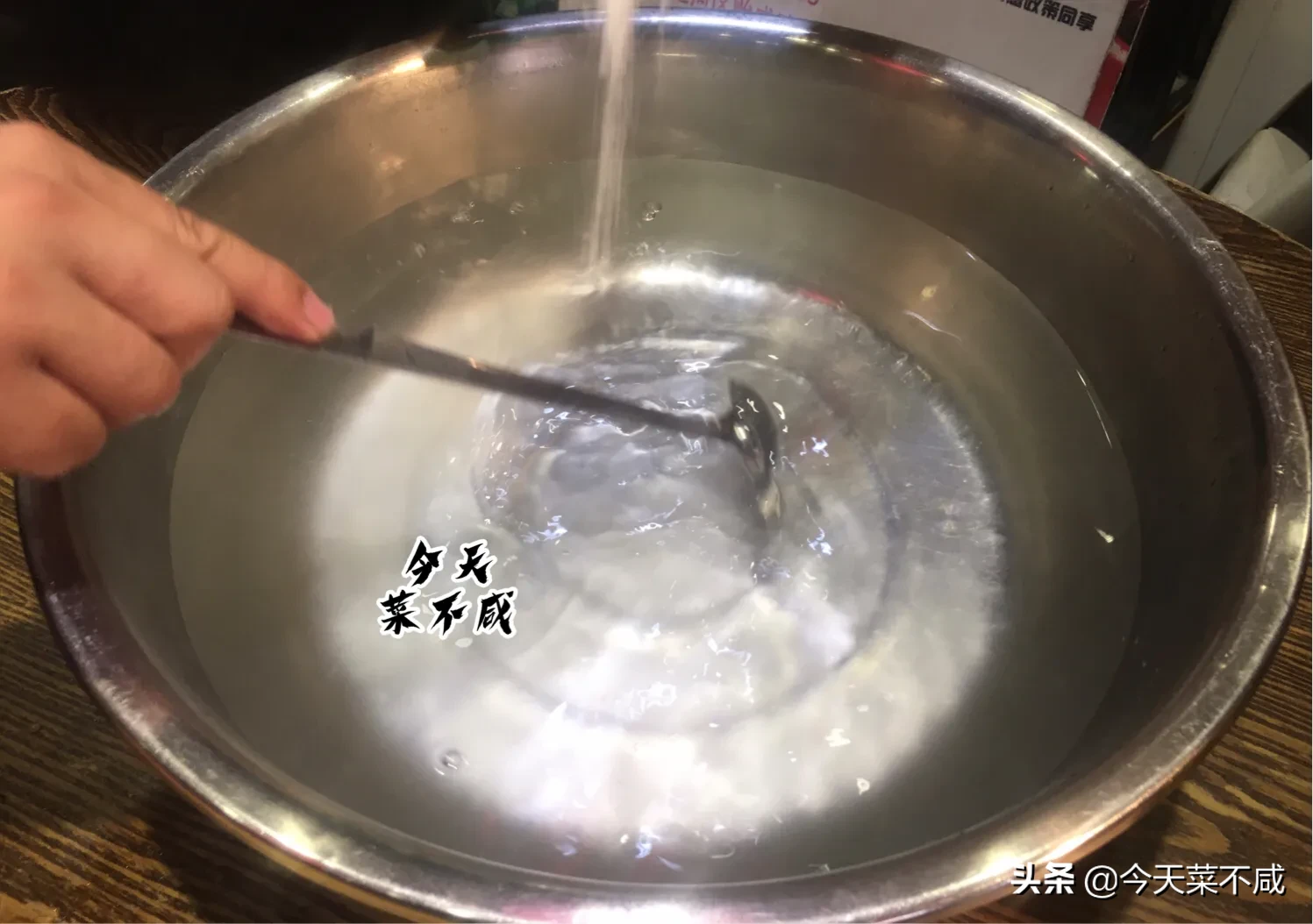 冰粉粉怎么做冰粉视频（夏天出汗喝它既解暑又降火）