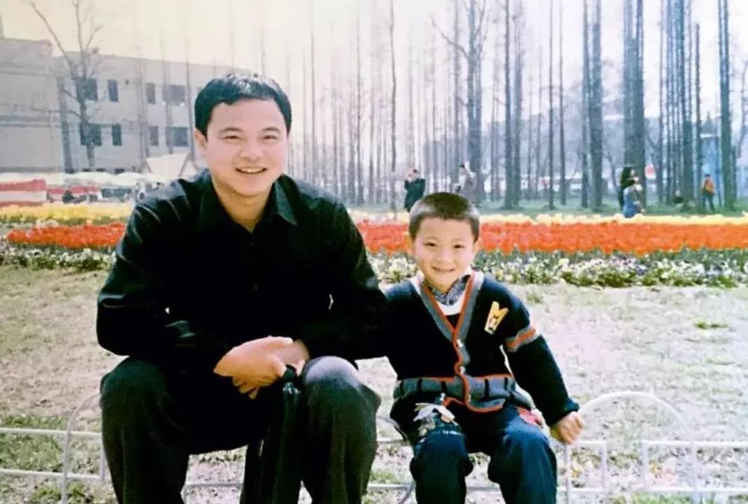 “顶流”吴亦凡：成名背后消失的“爸爸”