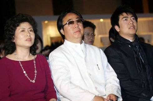 比起李云迪的自甘堕落，“钢琴王子”郎朗的清醒，真叫人佩服