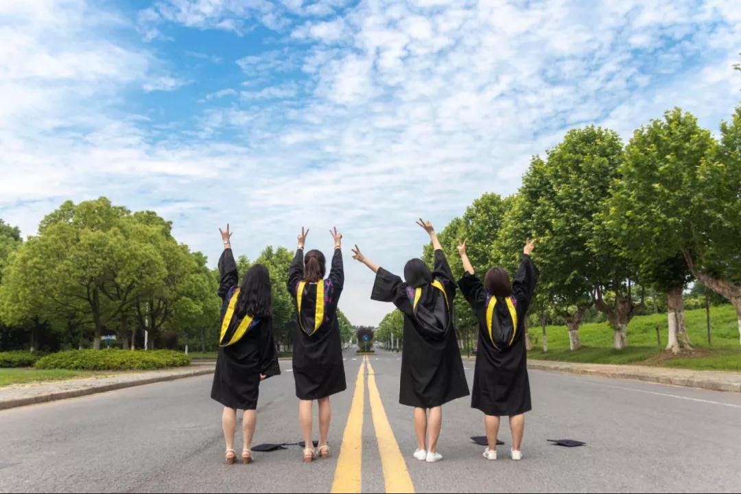 坐拥三大校区，占地5888亩，出门就是地铁，江苏这所985高校