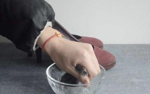 生活小知识:新买的皮鞋脚后跟磨脚该怎么处理？