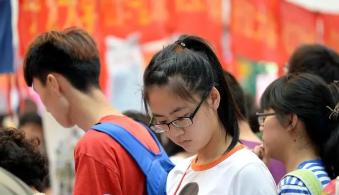 2021高考报志愿，扩招人数多的3所高校，低分考生也有机会考名校