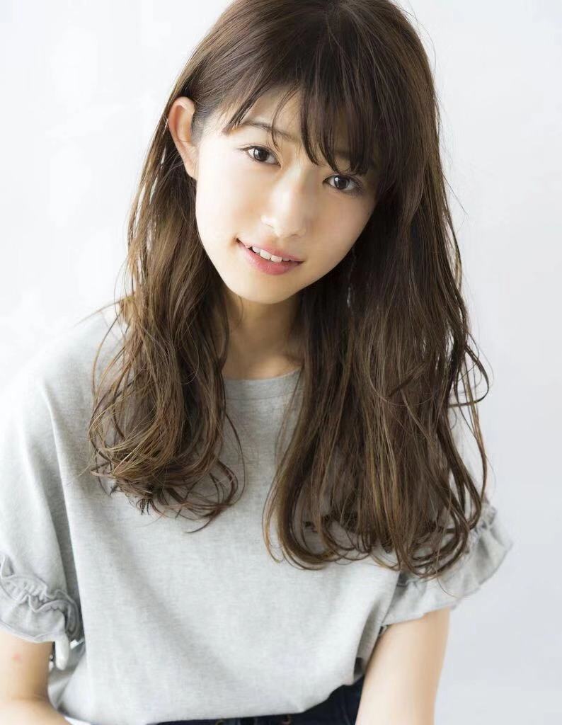 长脸选择长发比短发要友好,但是长发一定要选择披下来,建议选择有卷