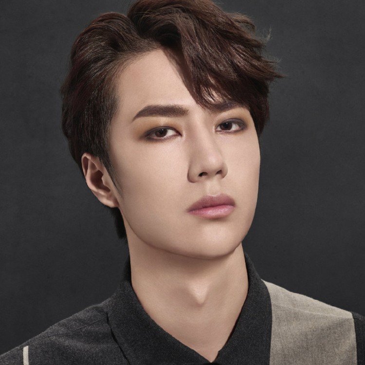 沈腾拍彩妆广告，还在线涂口红试色，沈叔叔是想劝人拔草吧……