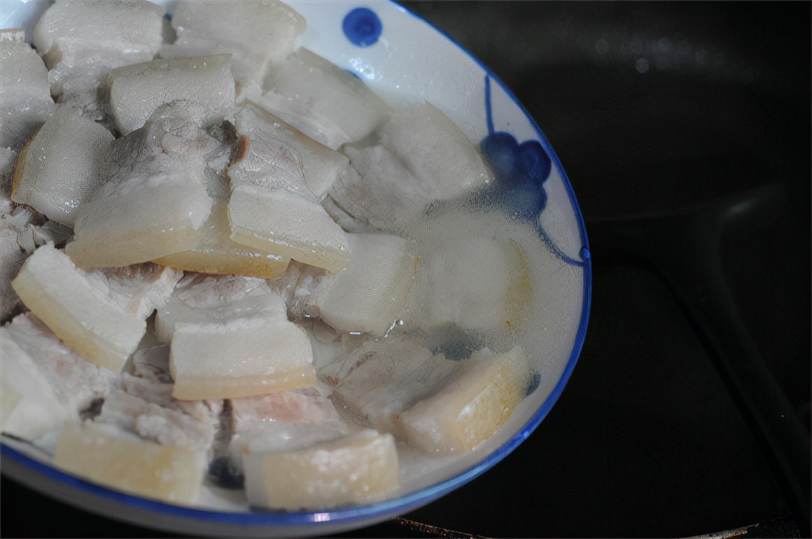 湖南妹子教你做回锅肉，不油不腻入口即化，冬天吃它最解馋