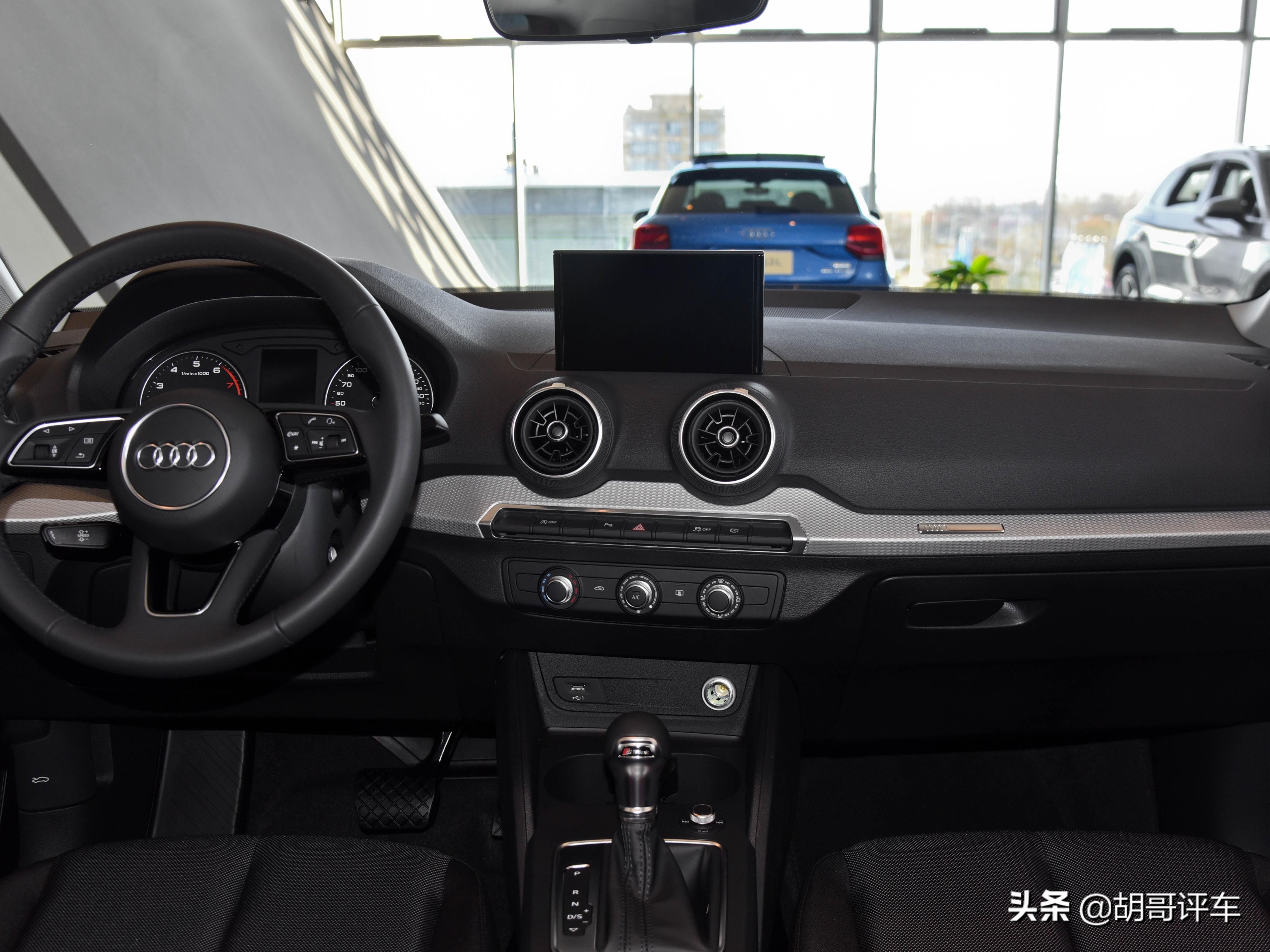 奥迪最小的SUV，低油耗也有大空间，实拍奥迪Q2L