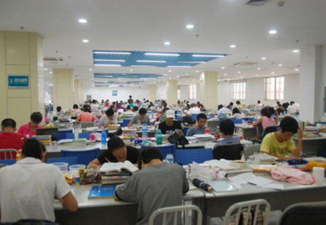 大学生答辩“卑微现场”，几张图片真实形象：只答不辩，就道歉