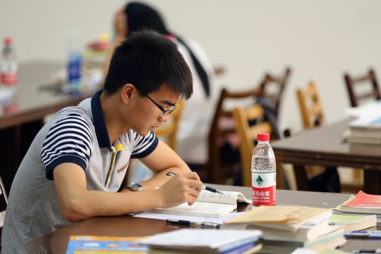 有种研究生叫“考得上，却上不起”，学费42.8万，普通家庭绕道走