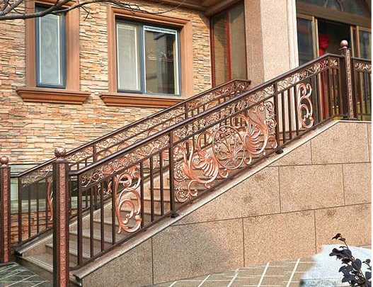 农村自建房的楼梯扶手，实木、不锈钢、铝合金相比，选用哪种好？