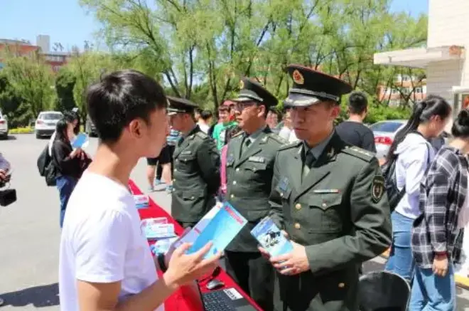 参军入伍，军人的工资有多少你知道吗？级别不同收入不同