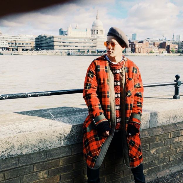 从洗头妹到月入十万的头牌理发师：20万去日本进修，剪一刀680