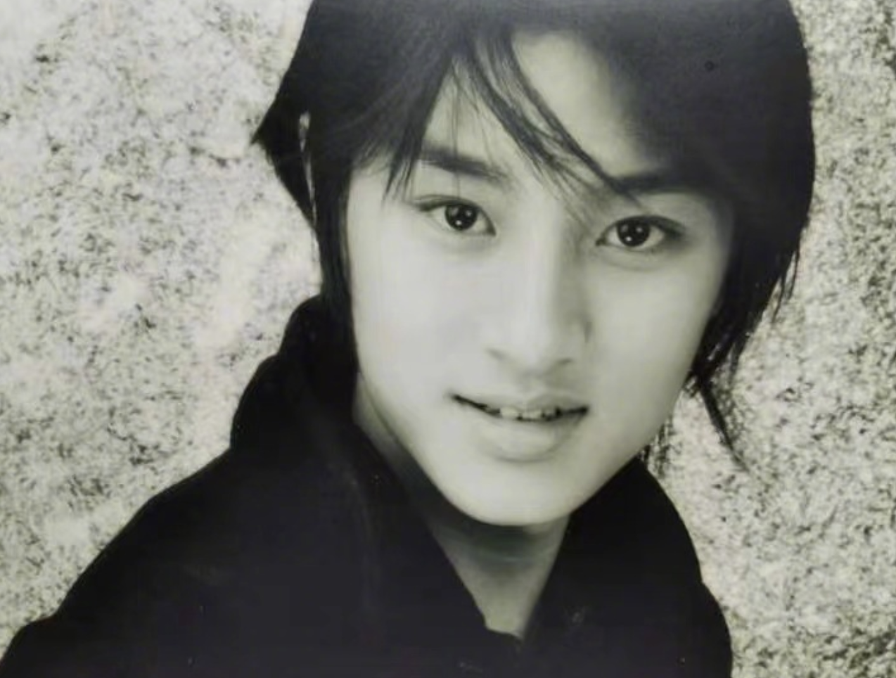 贾乃亮晒见组旧照，面容清秀堪称男版甜馨，网友调侃“馨里馨气”