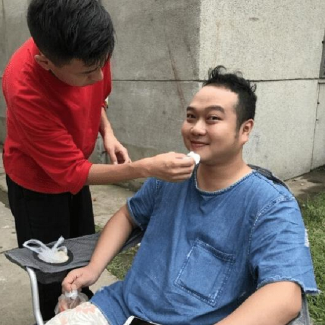 他凭一句