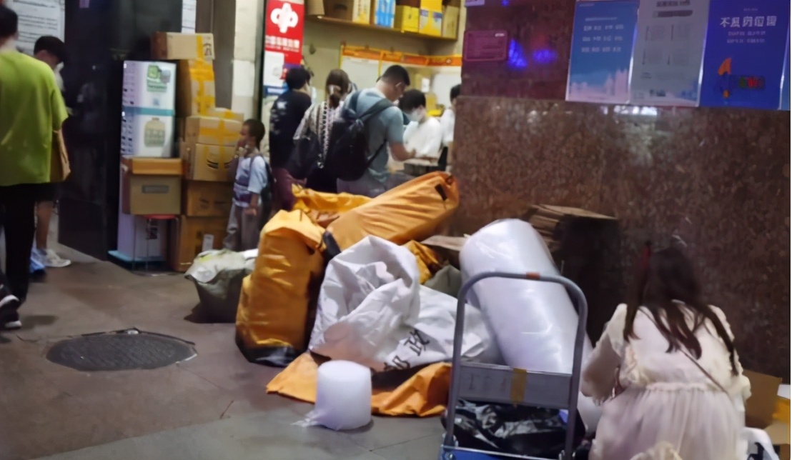 华强北的美妆生意：价格不及专柜三分之一，靠微商代购年入过亿