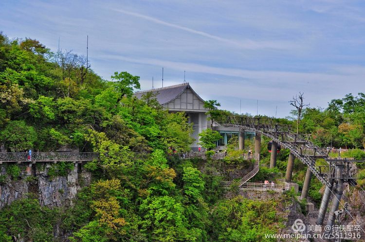玉壶峰下松涛起，天界佛国掸尘埃！走遍千山万岭，唯天门山独有