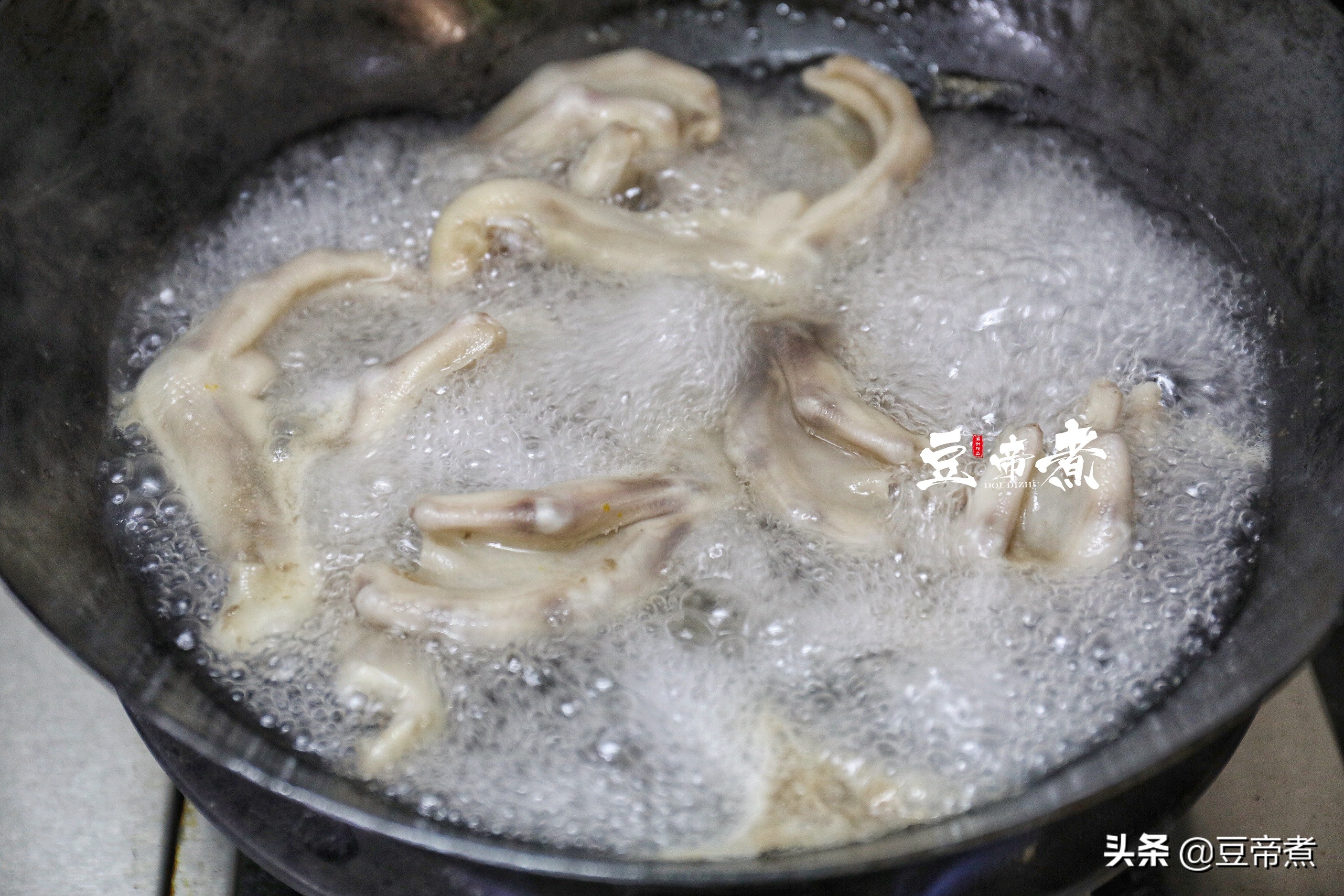 我最爱吃的鸭掌，原来是这么做的，味道香醇肉质嫩滑特别有味