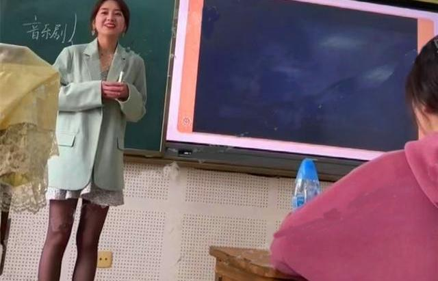 陕西大学老师走红网络：肤白貌美有气质，学生：比部分明星都好看