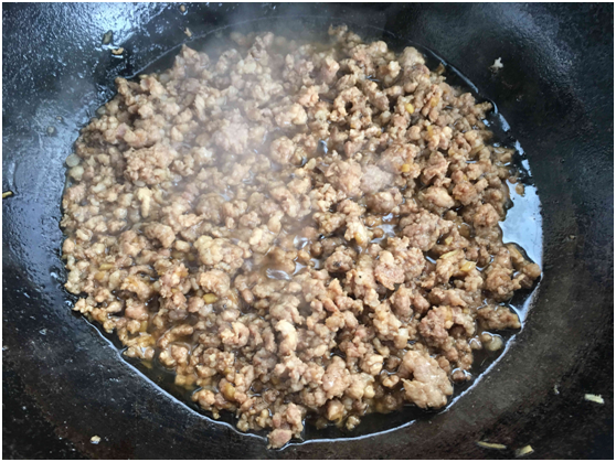 做酱肉包时，有人用甜酱，有人用黄酱，都不对！教你正确做法