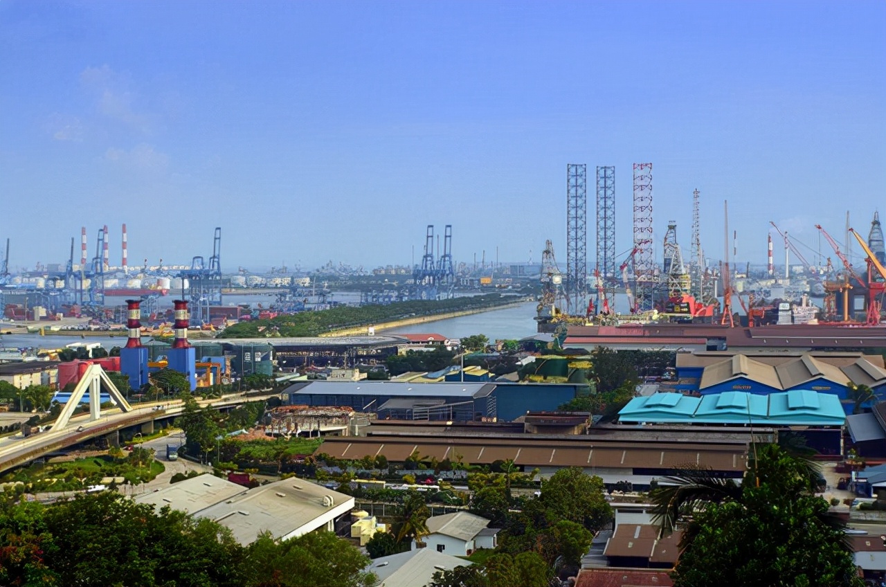 和无污染工业区;沿海的西南部,裕廊岛和毛广岛等划为港口和重工业区