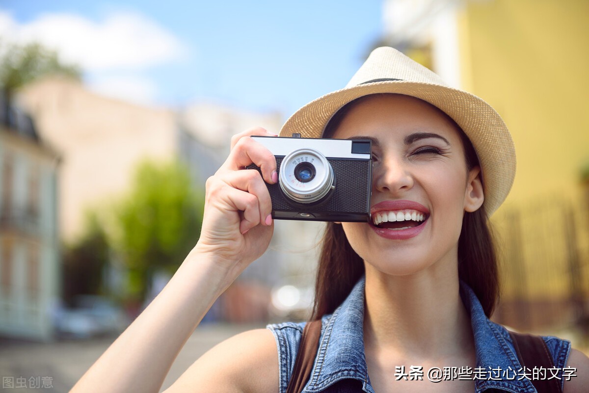 女人独自旅行的句子说说心情短句(女人独自旅行的句子说说心情短句简短)