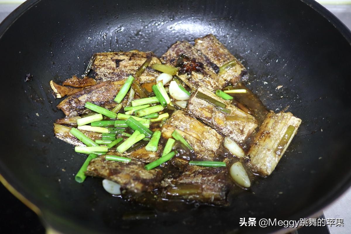带鱼身上的银膜要不要刮掉？很多人做错了！带鱼完整无腥有窍门