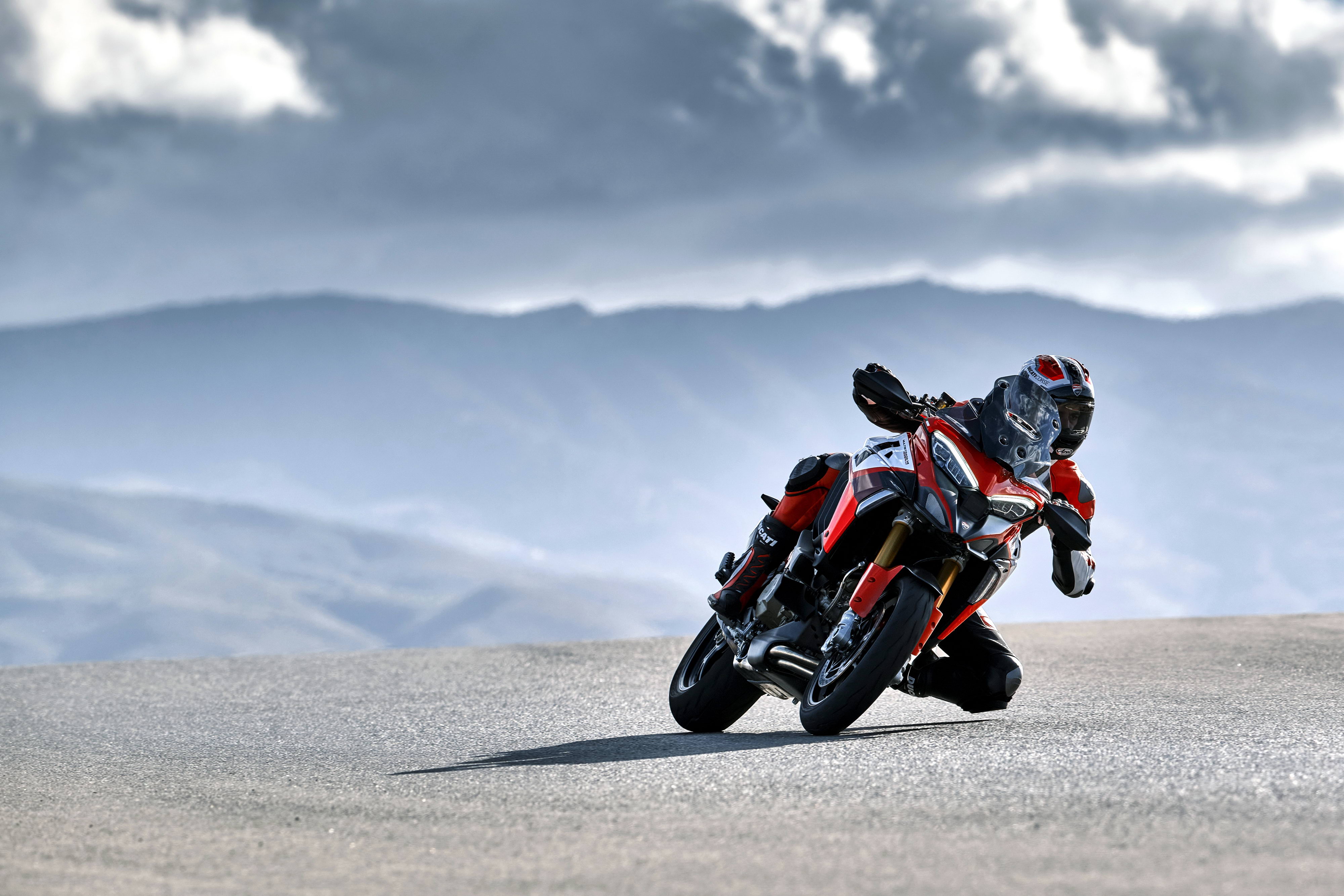 杜卡迪 2022 Multistrada V4 派克峰版 户外特写