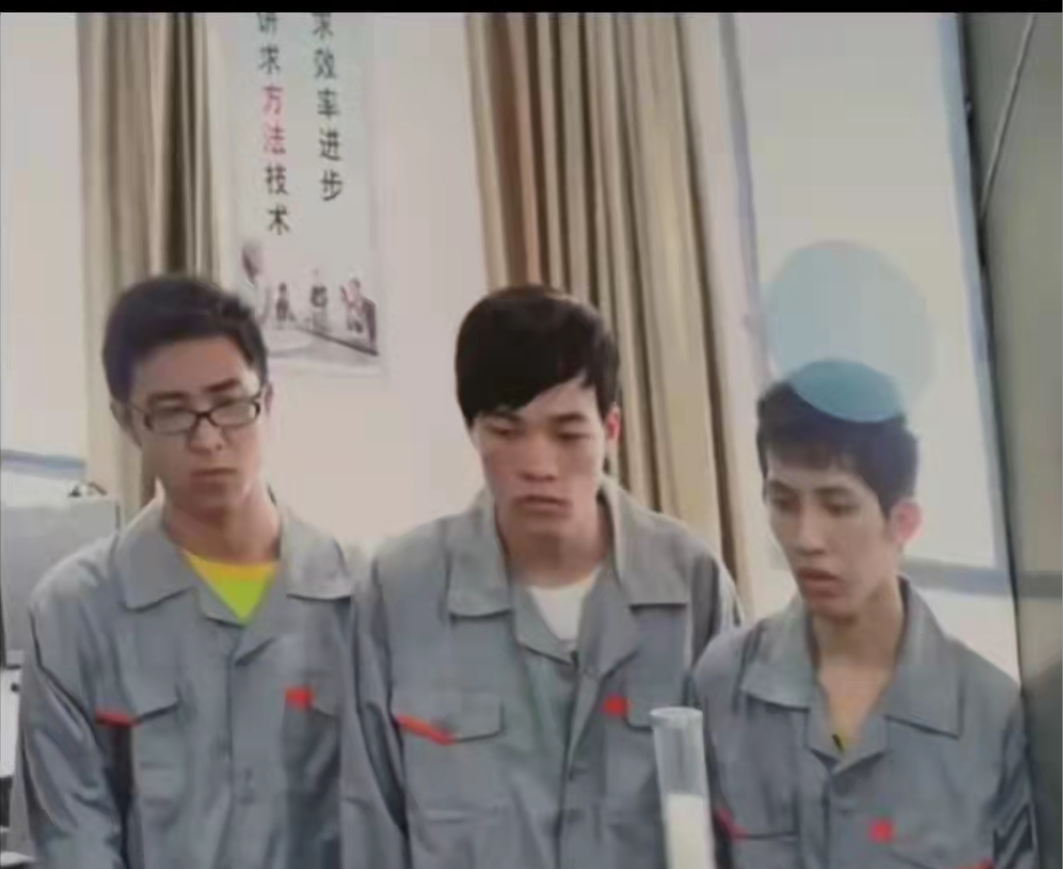 职校招生广告走红，照片上学生“一脸绝望”，实际却是学校最佳