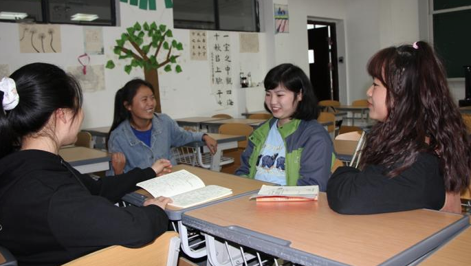 两次骨折两次考上大学 这名拄双拐重症女孩的大学路让人感动