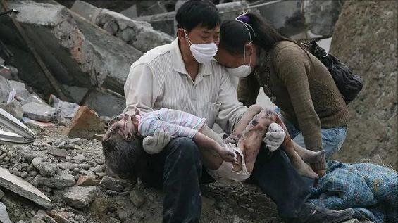 忍住泪水回顾512汶川大地震,灾难无情,人有情