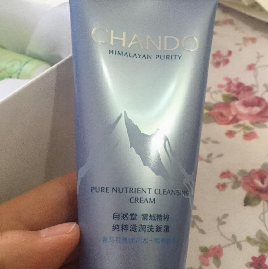口碑不错的温和控油补水洗面奶推荐：让肌肤清爽不紧绷，值得回购