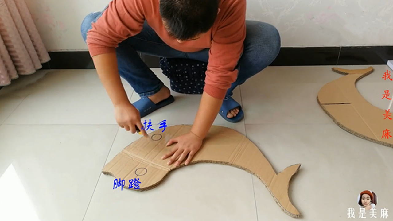 爸爸用纸箱为宝宝做个摇摇马,很像可爱的海豚,比游乐场的还好玩