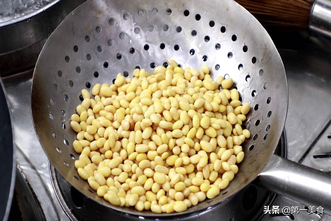 黄豆酱的用途与用法（黄豆酱再也不用买，一炒一熬真简单）