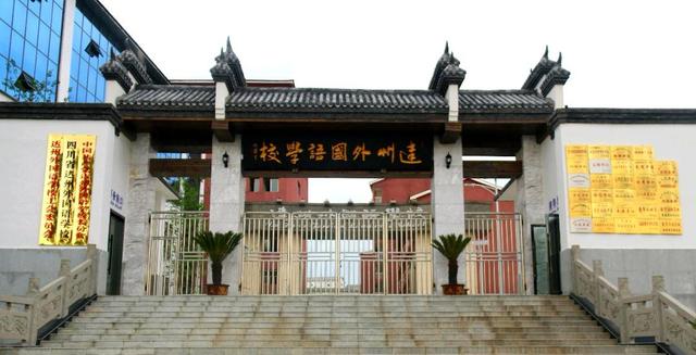 牛奶不让入校，四川两学生校门口喝整箱，网友：牛奶还分校内外？