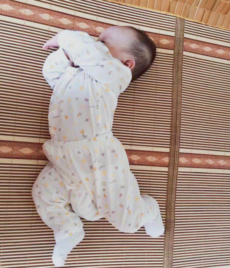 仰睡、侧睡、趴睡，儿科专家最推荐这1种，快看你家宝宝睡对了吗