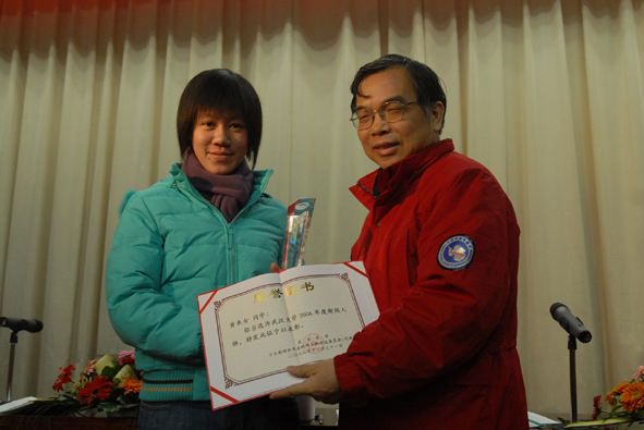 黄来女：763分考上武大，背着瘫痪父亲上学，后来怎样了？