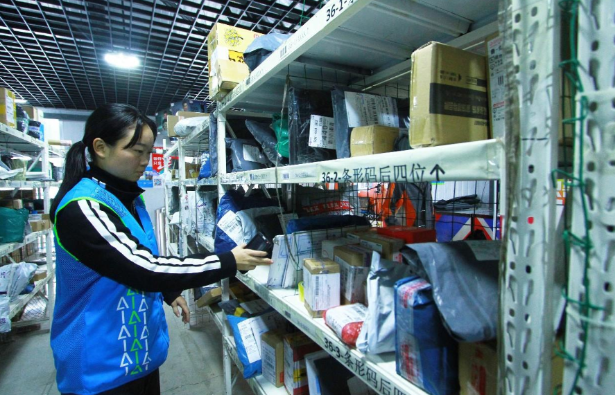 女硕士当保姆，211毕业生送快递，是被社会淘汰还是生活所迫？