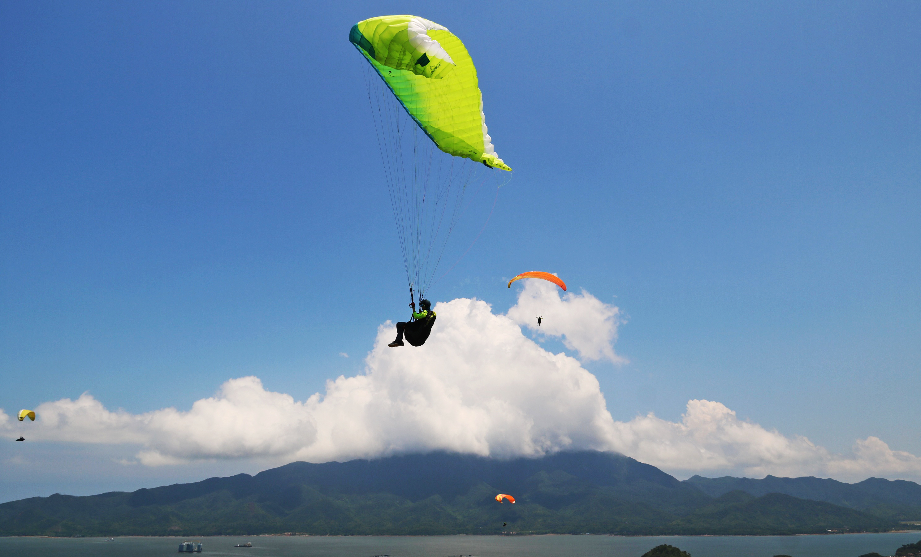 滑翔伞培训学校(天空很辽阔)