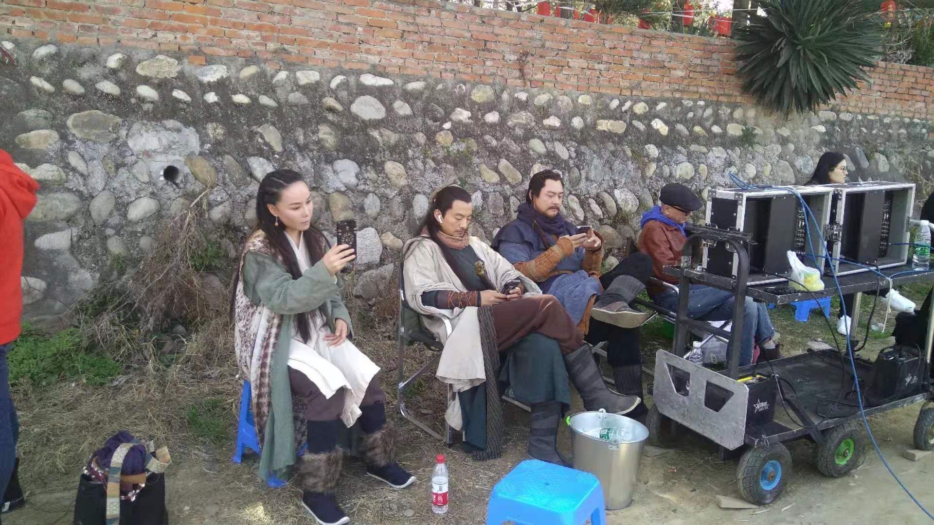 《凿空者》今天汉中开拍，热心村民送自制食品慰问