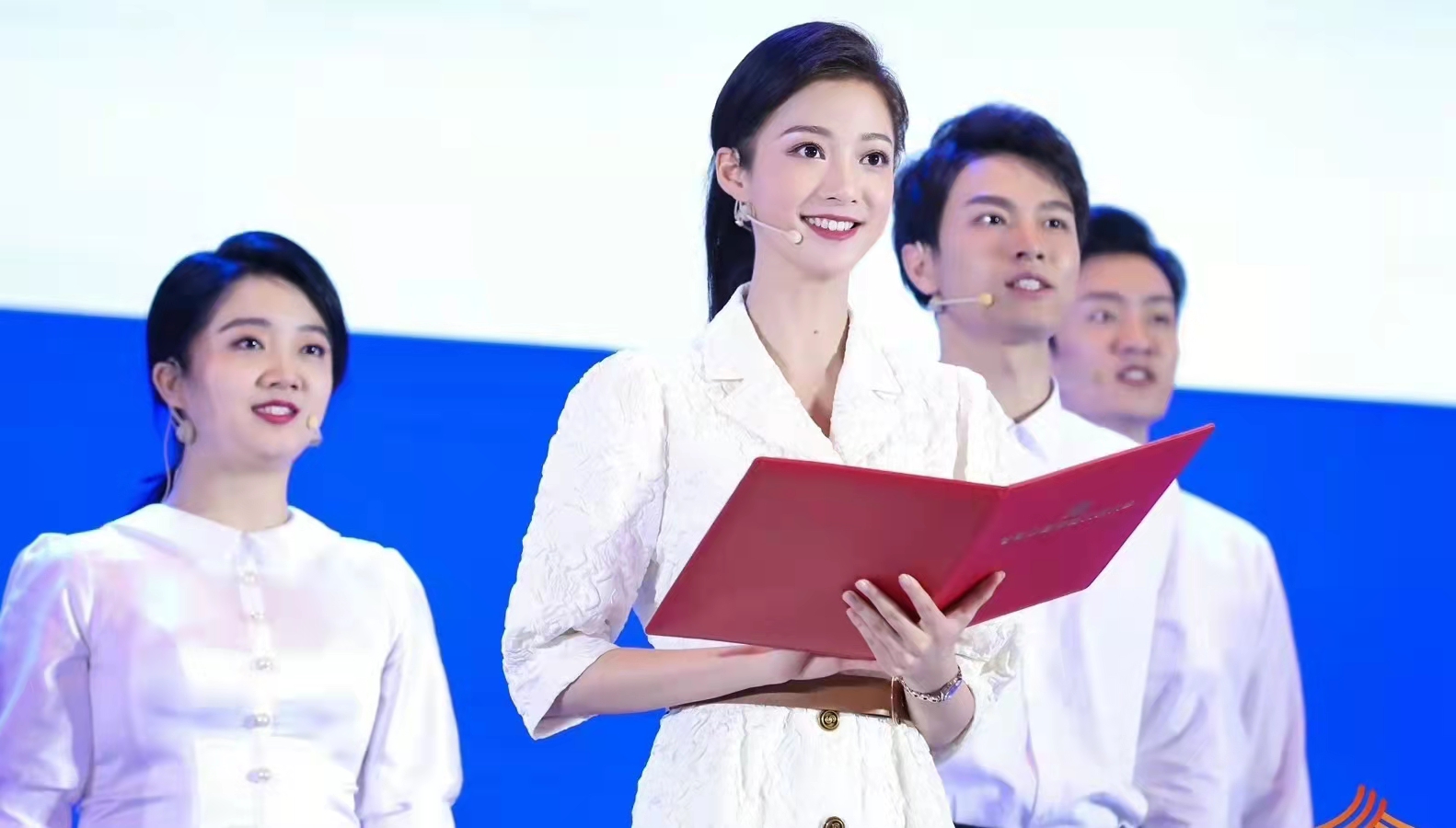 中传校花冯琳再次公开领诵，这次身份有些不同，气质也有较大改变