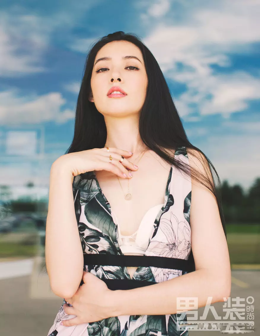 郭碧婷《男人装》大玩性感,在海边,在森林里秀雪白肌肤长腿迷人