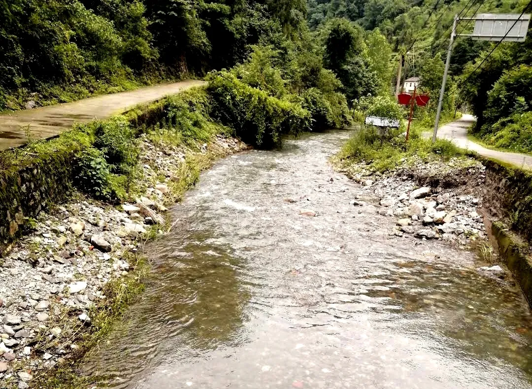 原创散文：安静，没人打扰，只听见哗哗流过的河水声