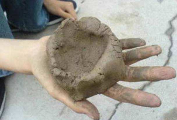 小朋友挖泥巴发说说_晶羽文学网