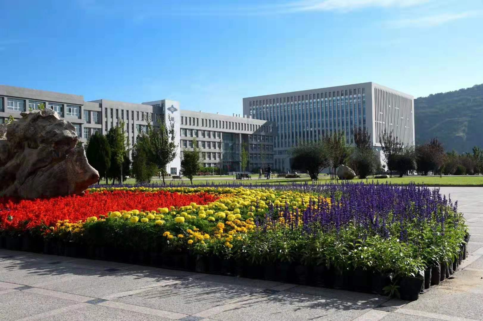 吕梁学院2020年计划招生6045人，比2019年增加735人